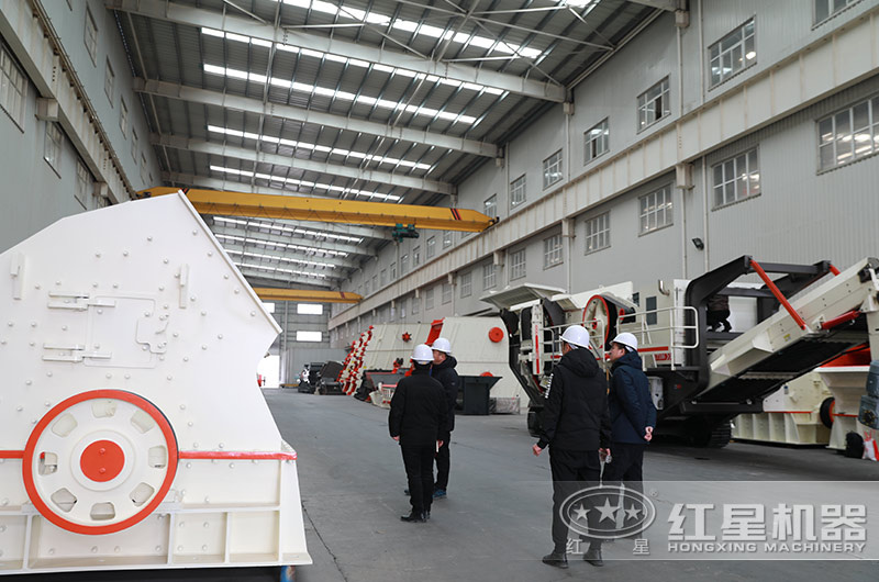 客戶一行來廠參觀新型重錘式破碎機