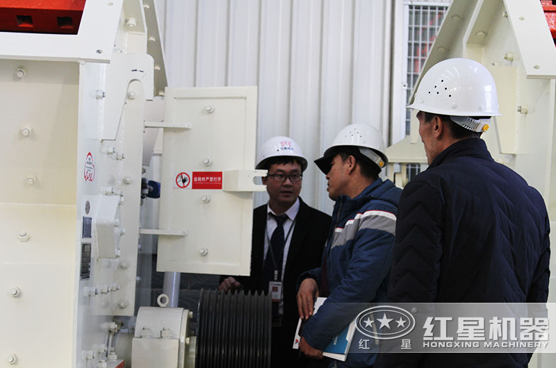 客戶來廠考察反擊破碎機