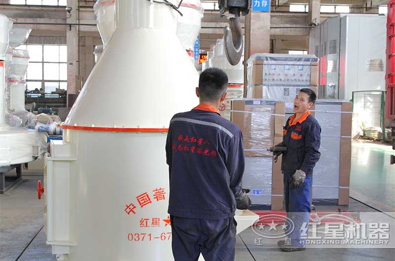 紅星工作人員準(zhǔn)備吊機(jī)裝車 紅星工作人員準(zhǔn)備吊機(jī)裝車