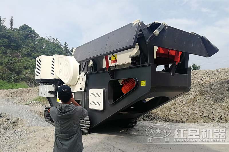 履帶液壓行走移動(dòng)鄂式破碎機(jī)