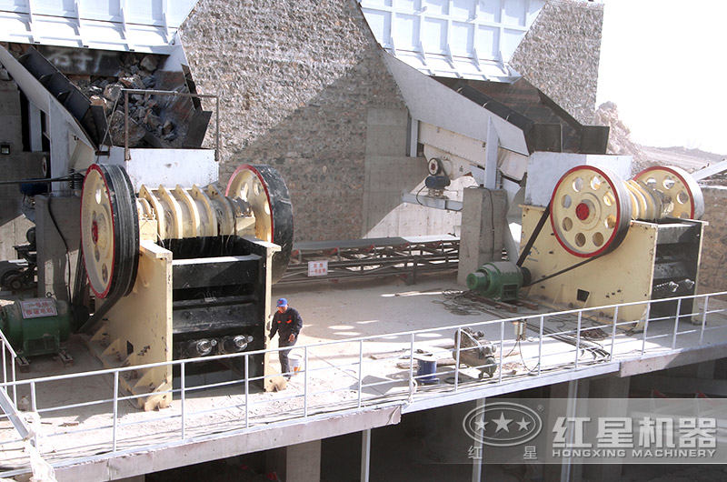 顎式破碎機(jī)工作現(xiàn)場(chǎng) 顎式破碎機(jī)工作現(xiàn)場(chǎng)