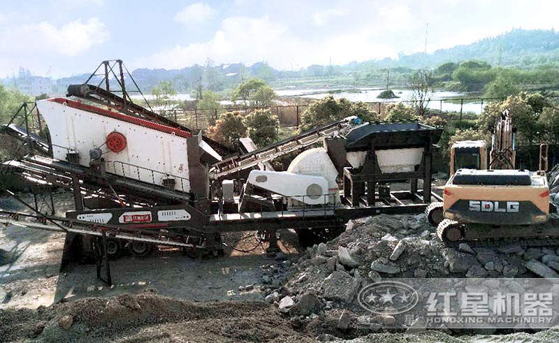 移動(dòng)破碎機(jī)設(shè)備客戶現(xiàn)場圖