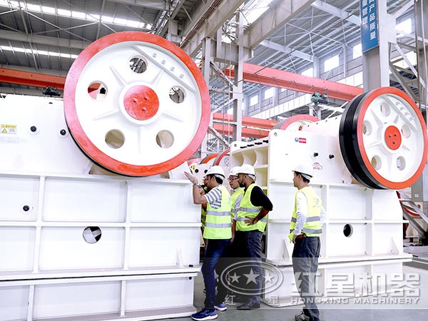 客戶(hù)前來(lái)參觀考察顎式破碎機(jī)設(shè)備