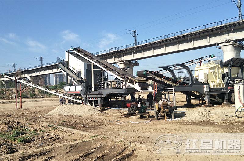 廢舊鐵路混凝土軌枕破碎現場 廢舊鐵路混凝土軌枕破碎現場