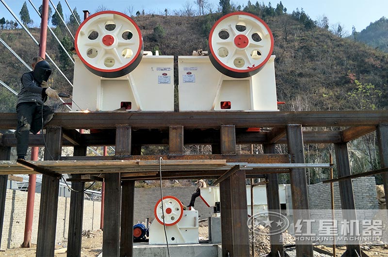 顎式破碎機(jī)加細(xì)顎破碎機(jī)安裝現(xiàn)場
