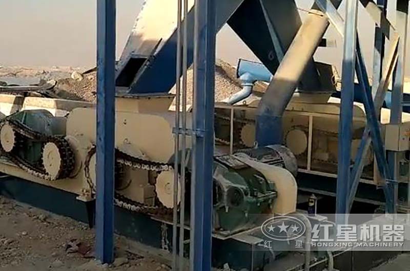 小型對輥破碎機破碎礦渣現場