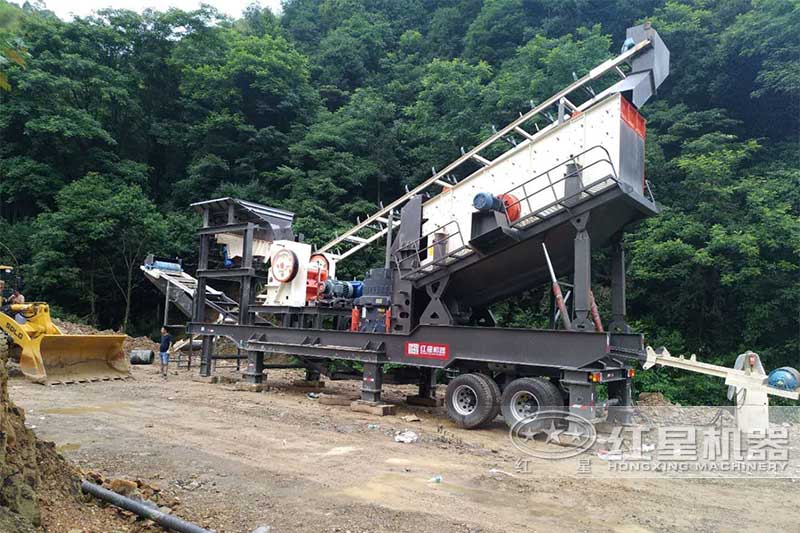 四合一小型移動碎石機現場