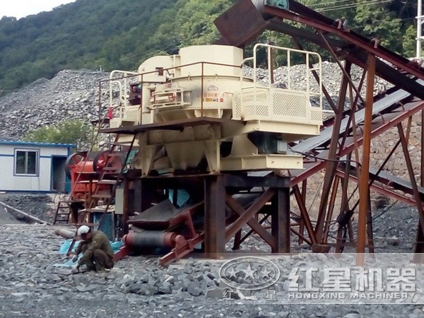 青石、煤矸石一小時300噸破碎設備現場作業圖