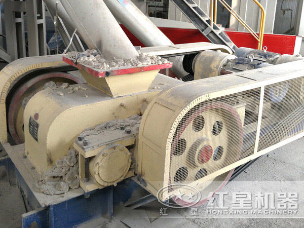 對(duì)輥破碎機(jī)客戶破碎現(xiàn)場(chǎng)