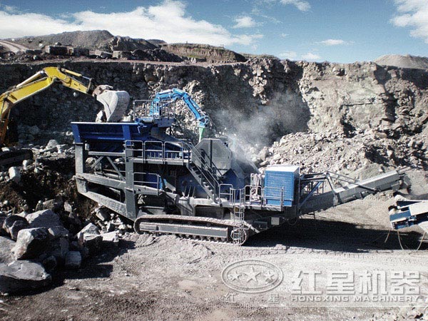 HX車載流動碎石機_嗑石機現場作業圖