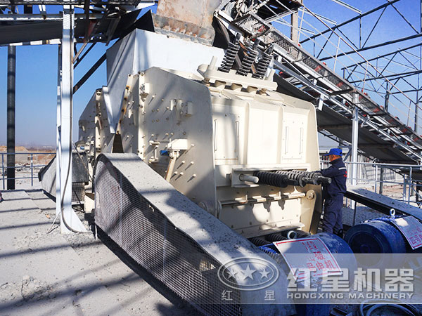 日產500PF反擊式碎石機_嗑石機現場作業