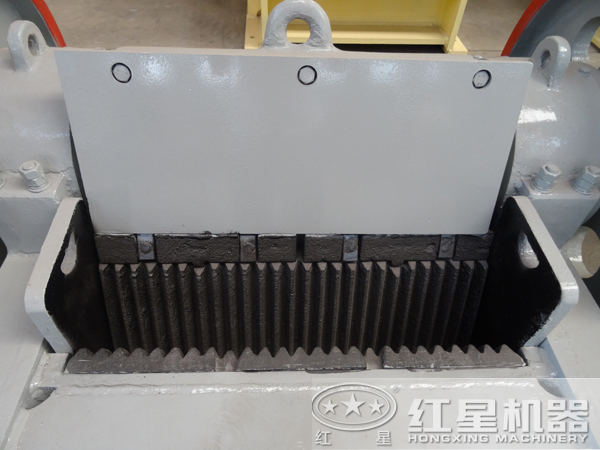 超細(xì)顎式破碎機進料口