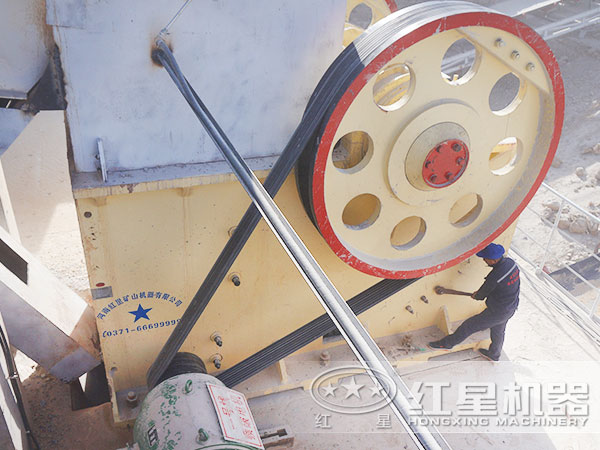 69鄂式碎石（砂）機現場作業圖