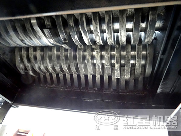 金屬破碎機內部