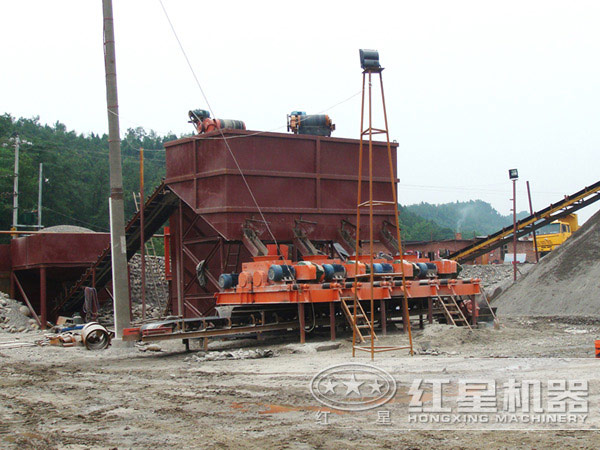 多臺(tái)對(duì)輥破碎機(jī)工作客戶現(xiàn)場
