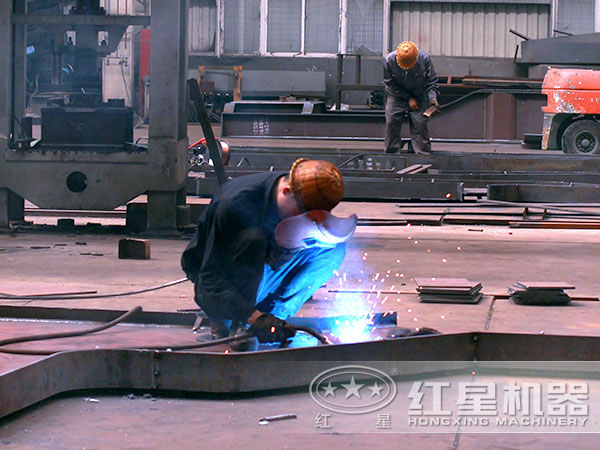 半掛式制砂機車間作業現場