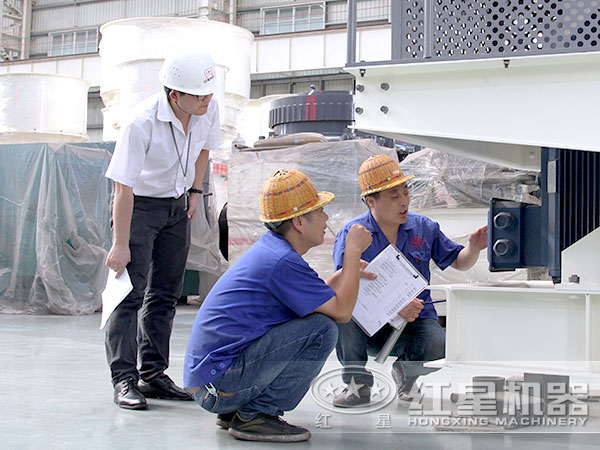 技術(shù)人員探討制砂機(jī)性能
