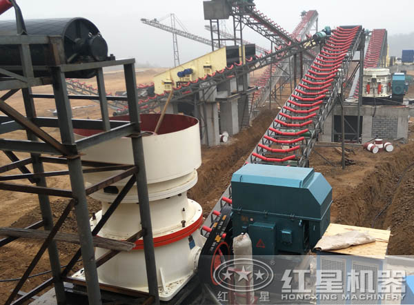 新型單缸圓錐破碎機(jī)安裝現(xiàn)場 新型單缸圓錐破碎機(jī)安裝現(xiàn)場