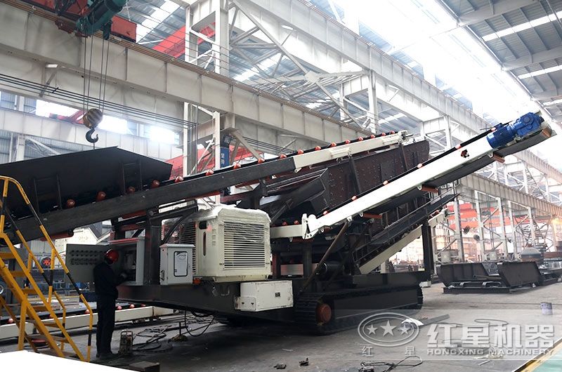 廢石粉碎機_廢石破碎機車間工人安裝中