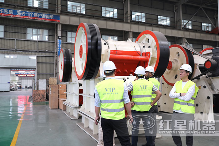 印度客戶到車間參觀鄂式破碎機