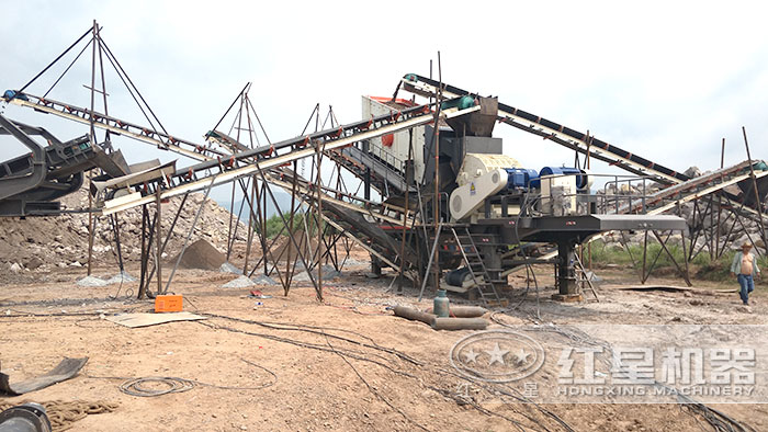 移動破碎機(jī)搭在重錘式破碎機(jī)