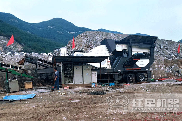 “多功能”移動碎石機(jī)器通電試機(jī)作業(yè)