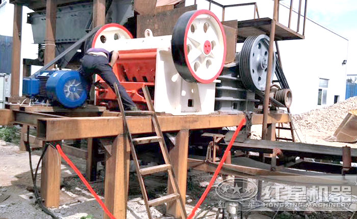 顎式破碎機(jī)現(xiàn)場 顎式破碎機(jī)現(xiàn)場